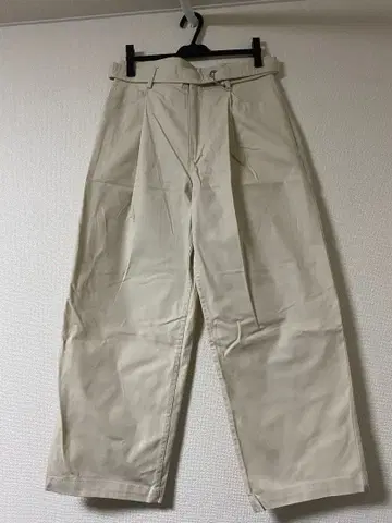 베이지 치노 팬츠