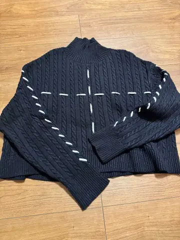 블랙 케이블 니트 스웨터