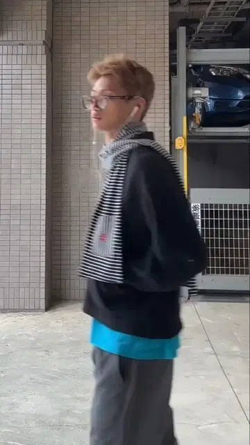 울 소재 짧은 기장 자켓