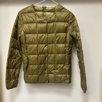 올리브색 다운 자켓 버튼 포함