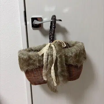 퍼 달린 브라운 등나무 바스켓백