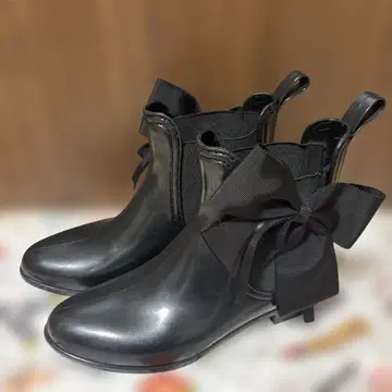 리본 포함 블랙 러버 숏부츠