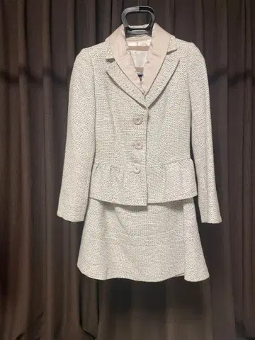 화이트 계열 페플럼 디자인 스커트 수트