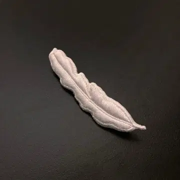 ga.la ( 가라 ) 자수 브로치 화이트