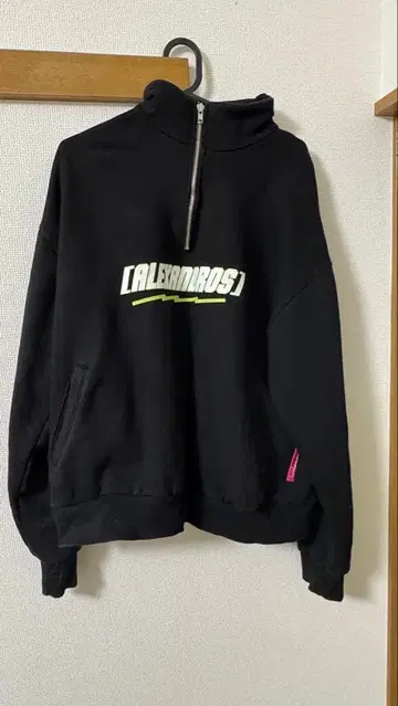 [Alexandros] 하프 지퍼 맨투맨 알렉산드로스