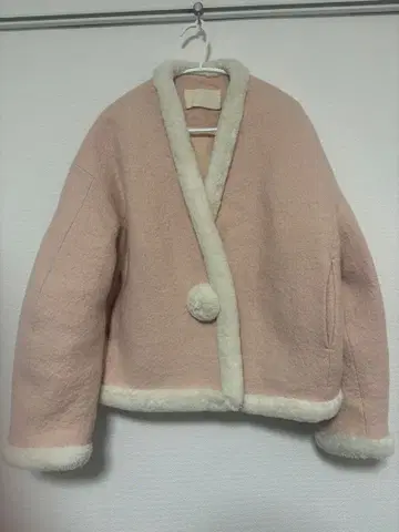 핑크와 화이트의 복슬복슬 자켓