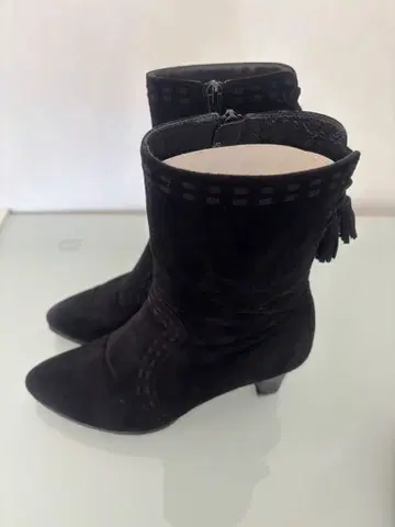 코코아 스웨이드 블랙 부츠 중간 힐 태슬 포함