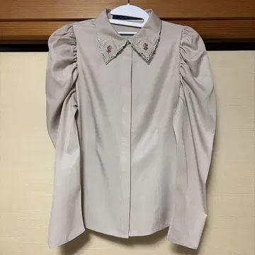 로즈 카메오 자수 카라 블라우스 안나더 안젤라스 핀트