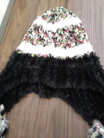 귀도리 니트 모자 블랙과 화이트 스트라이프