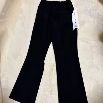 디니테 코리에 센터 프레스 팬츠 블랙