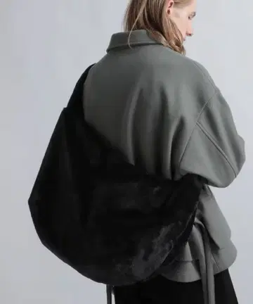 HARE 빅 퍼 숄더백