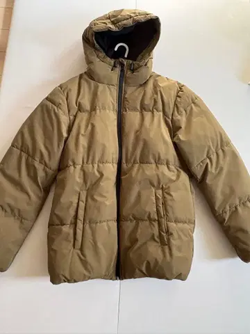 올리브색 후드 부착 다운 자켓