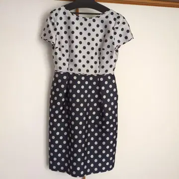 에스카다 도트 무늬 반팔 무릎 기장 실크 원피스