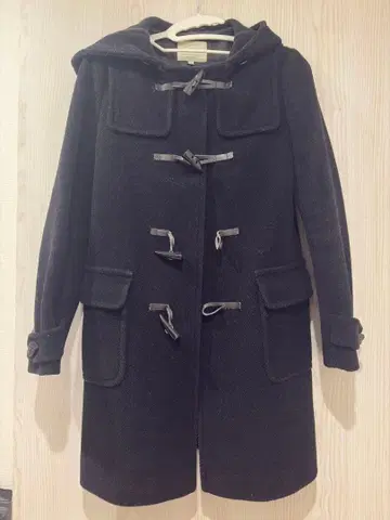 뷰티&유스 블랙 컬러 후드 부착 더플 코트