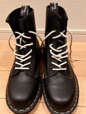 닥터마틴 8홀 부츠 화이트 스티치