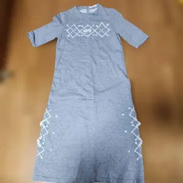 사에라의 ANLICO 그레이 자수 반팔 롱 원피스