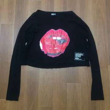 RNA 립 프린트 크롭 긴팔 T셔츠