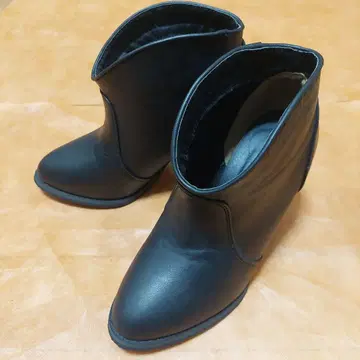 가죽 앵클부츠 블랙 중간 힐