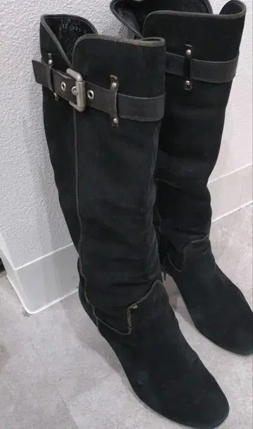 블랙 스웨이드 롱 부츠 벨트 포함 스트로베리 필드