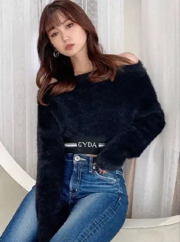 GYDA 라인 오프숄더 샤기 니트탑