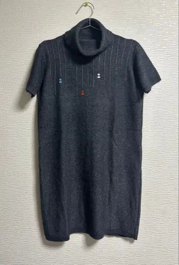 피코네 다크 그레이 반팔 니트 원피스