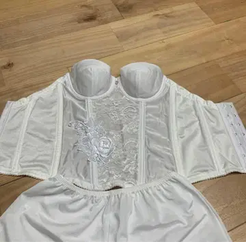 브라이덜 이너 와코루 B65 화이트 코르셋 페티코트 포함