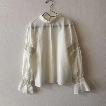 러그나무 문 플레어 소매 화이트 셔츠 F 사이즈