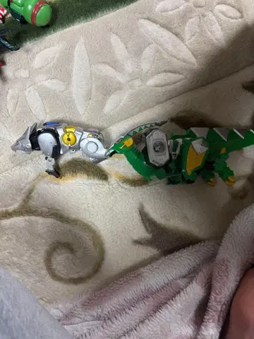 공룡형 로봇 합체 기능 포함