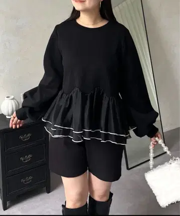 prose verse 바이컬러 밑단 프릴 맨투맨 M 사이즈