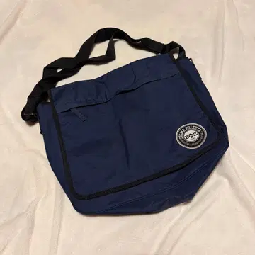 네이비 숄더백 로고 패치 포함