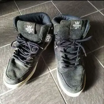 SUPRA 블랙 하이컷 스니커즈