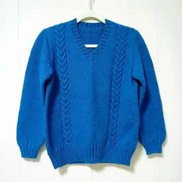 파랑 케이블 짜임 V넥 니트 스웨터