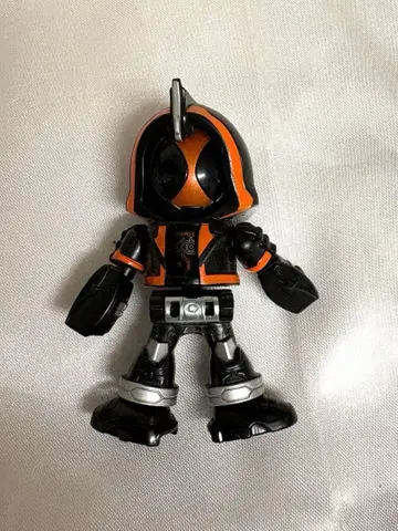 가면라이더풍 피규어 오렌지와 블랙