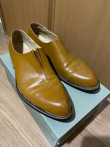 머스타드 가죽 슬립온 드레스 슈즈