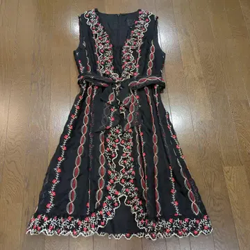 ANNA SUI 블랙 자수 슬리브리스 실크 원피스