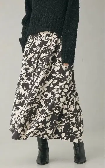 에메르 리파인즈 플라워 프린트 턱 스커트