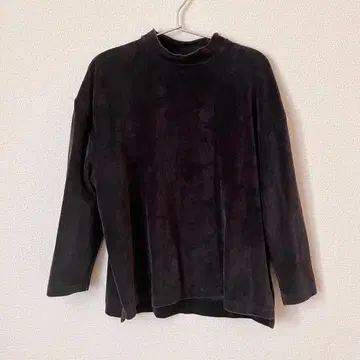 휴일과 시 보틀넥 네이비 컬러 상의