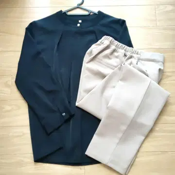 네이비 상의 베이지 팬츠 셋업