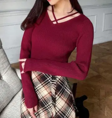 데콜테 크로스 니트탑 리젝시