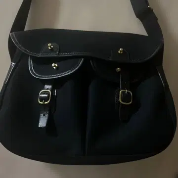 플랩이 달린 블랙 숄더백