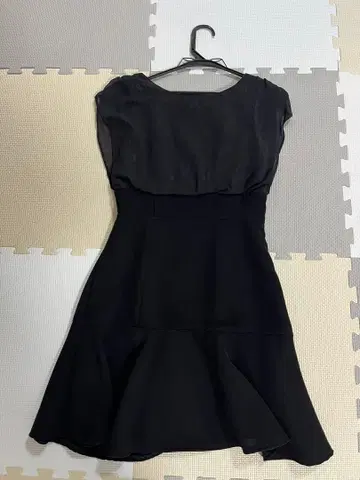 블랙 플레어 드레스 레이스 디테일