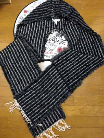 [셰어 스피릿] 스트라이프 디자인 후드 부착 롱 머플러