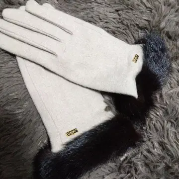 퍼 달린 울 장갑 크림색