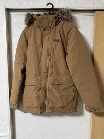 브라운 다운 자켓 후드 부착