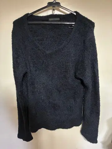 HARE 다크 블루 V넥 긴팔 스웨터