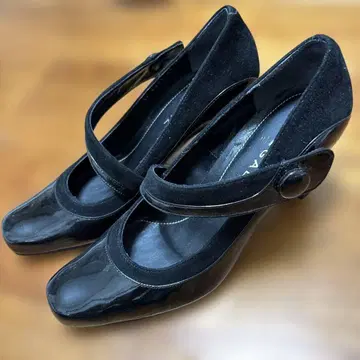 REGAL 에나멜 블랙 스트랩 펌프스 23cm