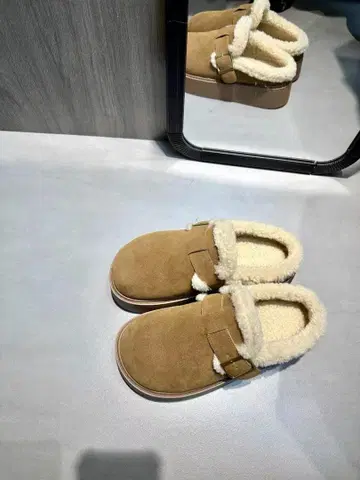 브라운 스웨이드 어그 부츠 버클 포함