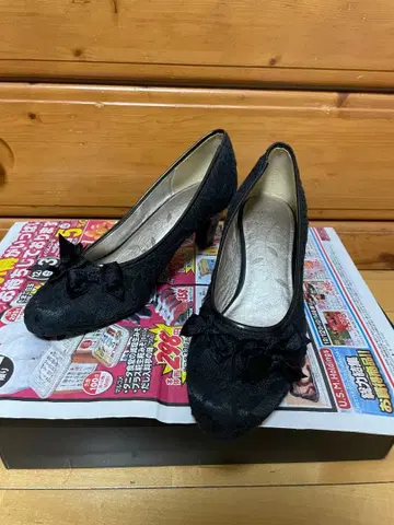블랙 리본 포함 레이스 펌프스