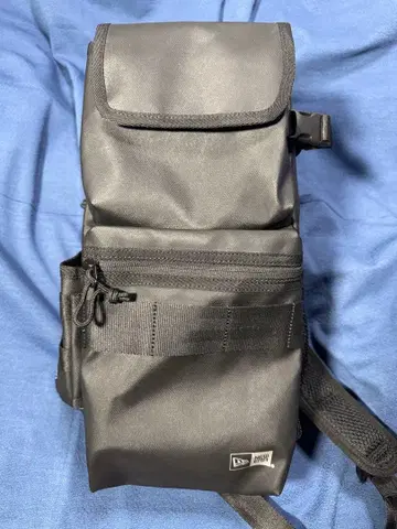 NEW ERA 블랙 바디백