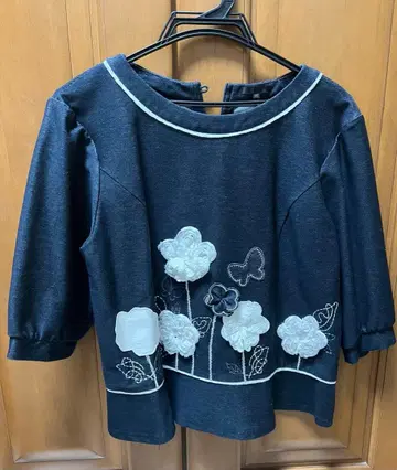 TO BE CHIC 모티브 디자인 꽃 스티치 티셔츠